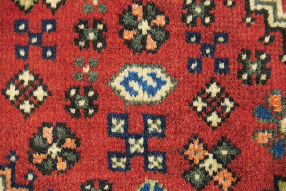 1'9'' x 3'2'' Persian Abadeh Rug image 1
