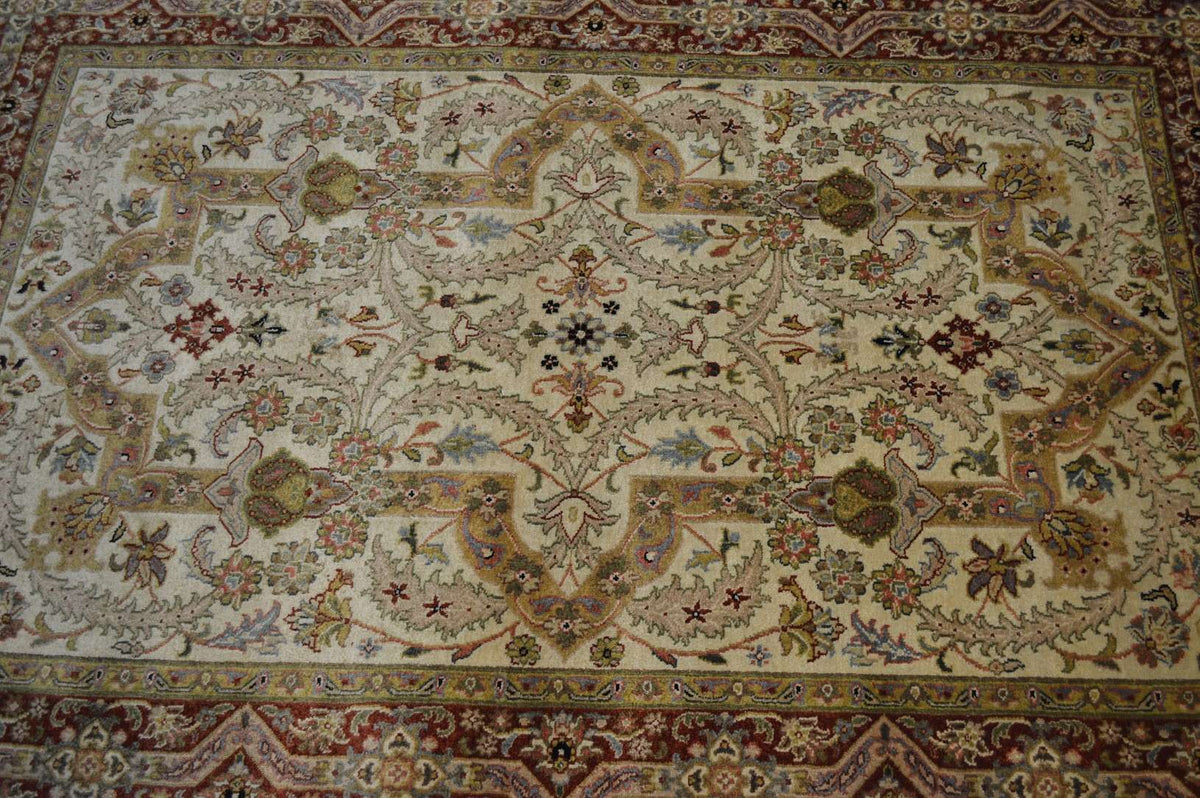 4' 2" x 6' 1" India Agra Rug image 7