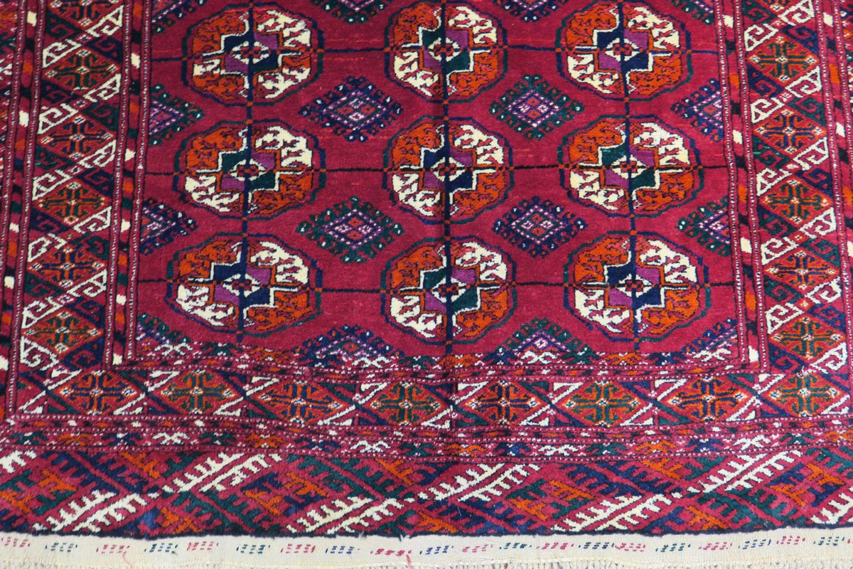 4'9'' x 3'5'' Persian Turkeman Rug