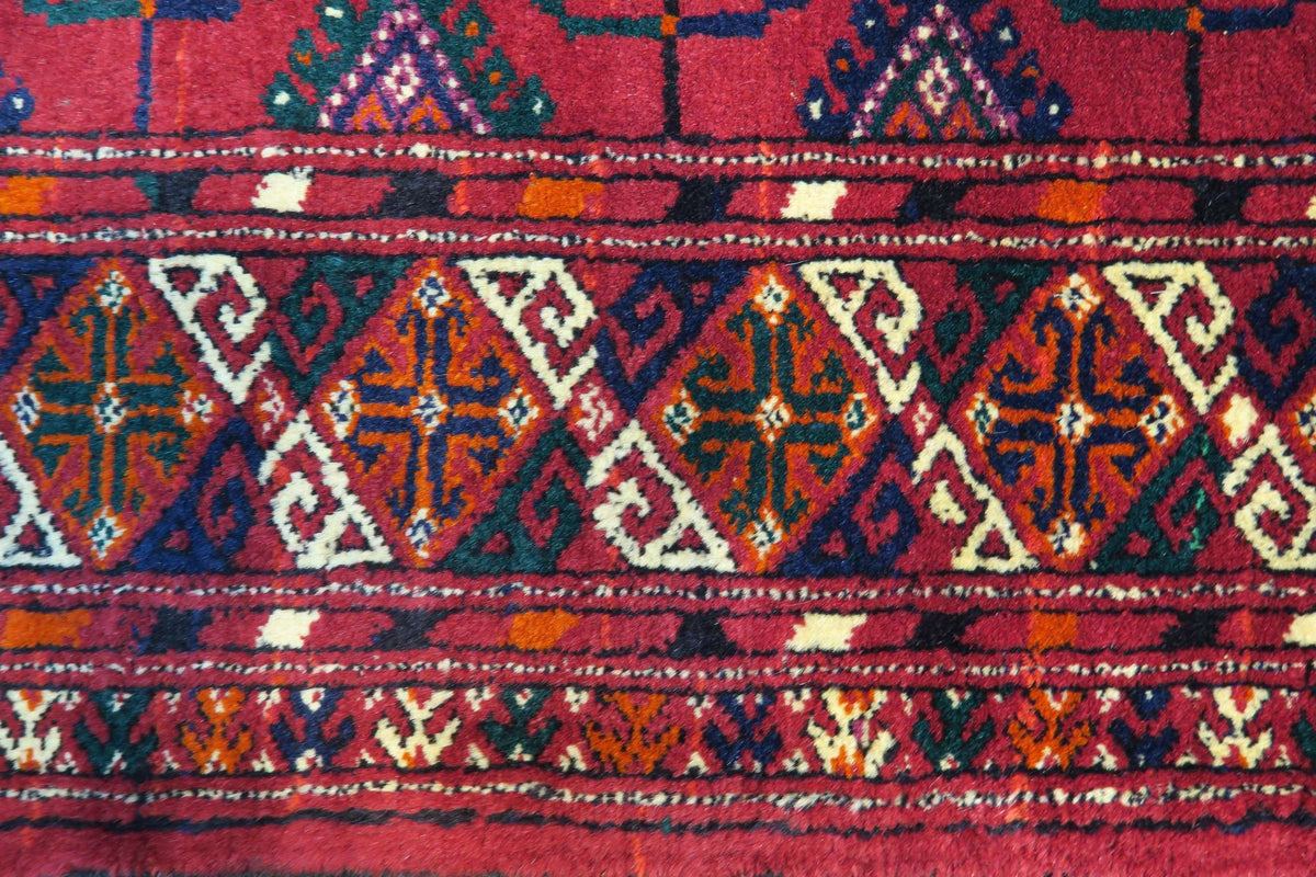 4'9'' x 3'5'' Persian Turkeman Rug