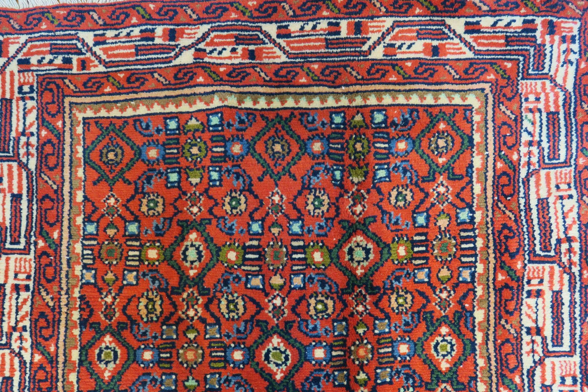 2'7'' x 9'8'' Persian Hamadan Rug