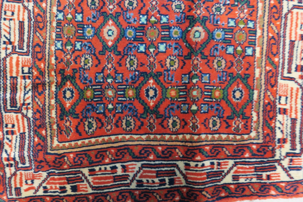 2'7'' x 9'8'' Persian Hamadan Rug