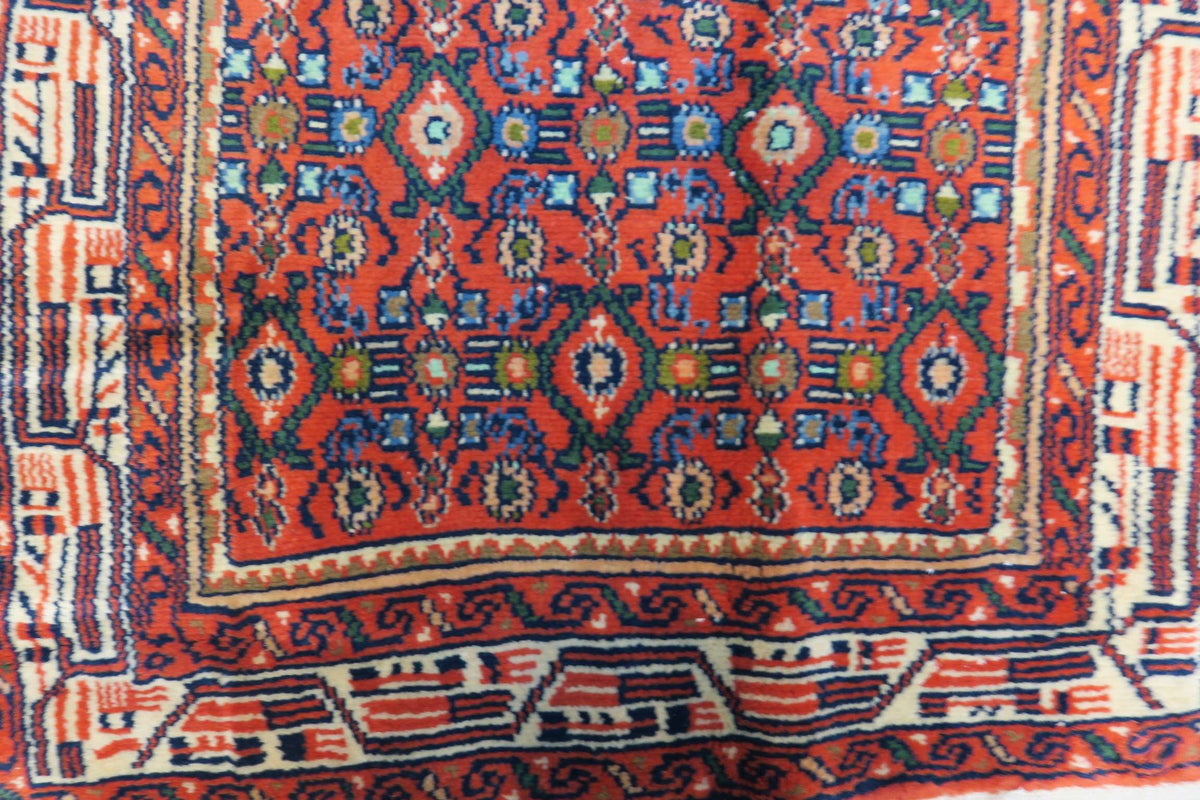 2'7'' x 9'8'' Persian Hamadan Rug