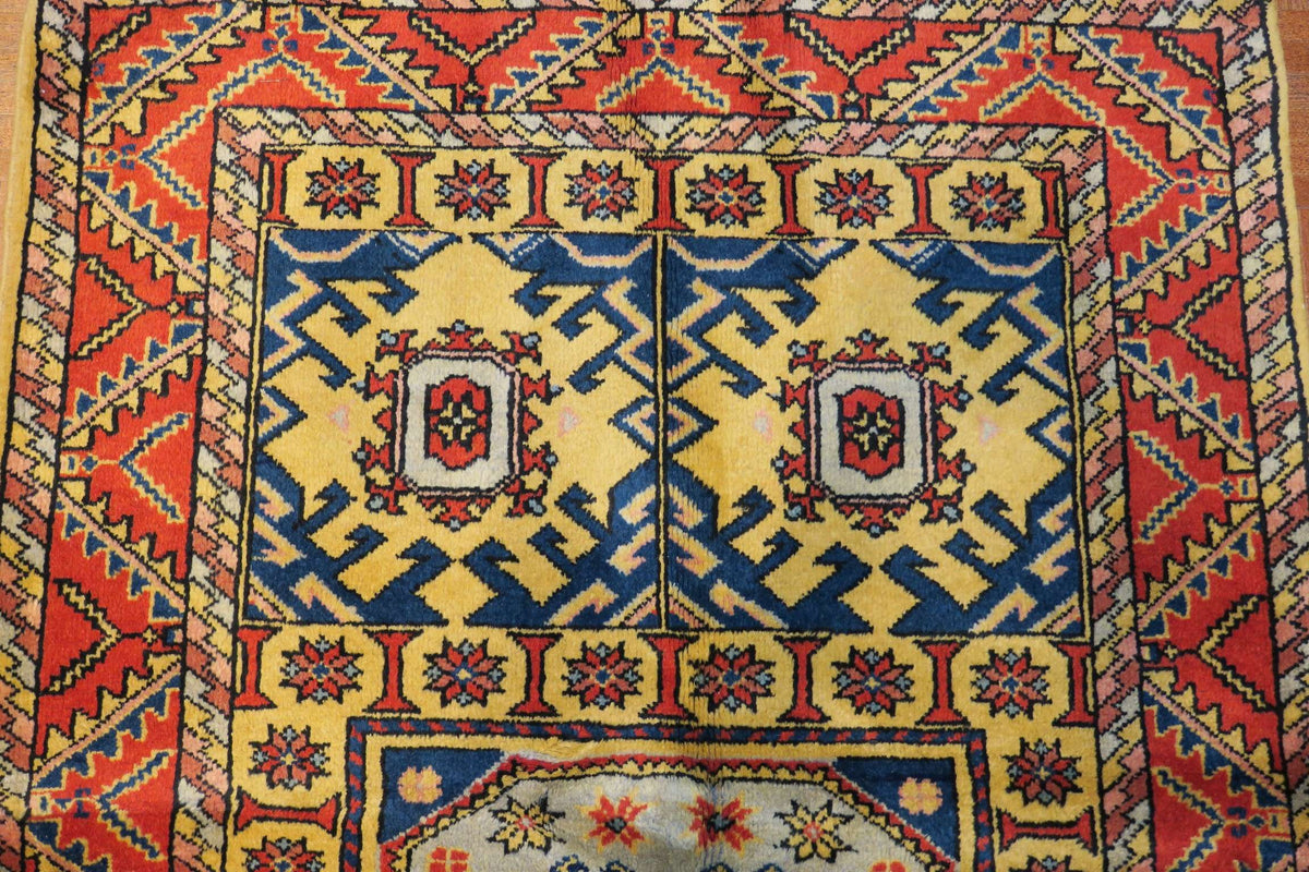 2'9'' x 5'3'' Persian Ardabil Rug