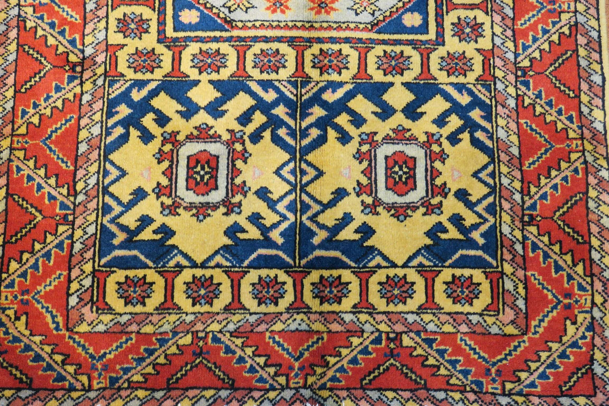 2'9'' x 5'3'' Persian Ardabil Rug