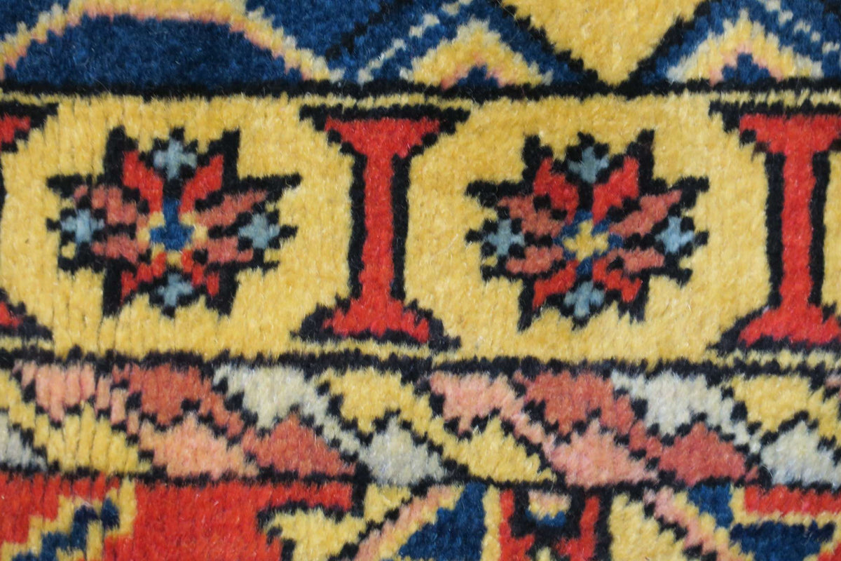 2'9'' x 5'3'' Persian Ardabil Rug