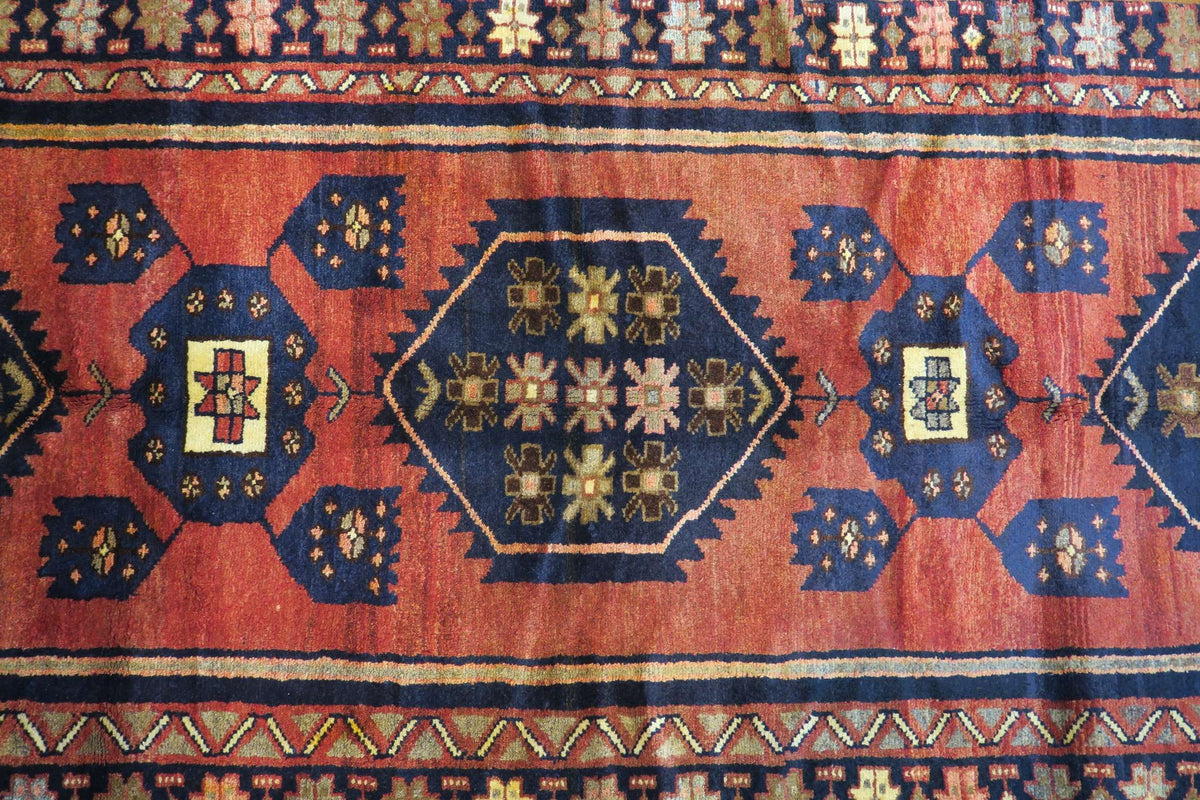 2'8'' x 9'7'' Persian Hamadan Rug