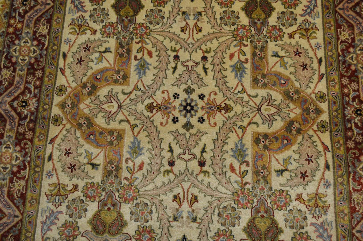 4' 2" x 6' 1" India Agra Rug image 3