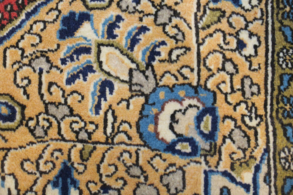 3'5'' x 5'6'' Persian Qoumsheh Rug image 9