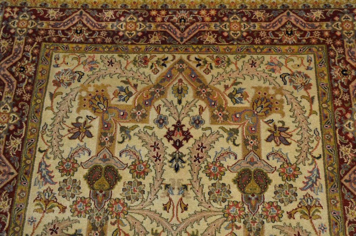 4' 2" x 6' 1" India Agra Rug image 9