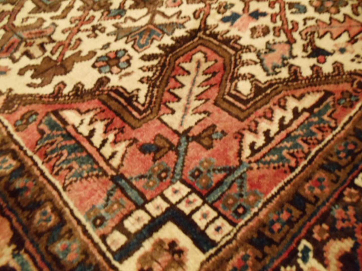 6' 9" x 8' 1" Persian Heriz Rug image 3
