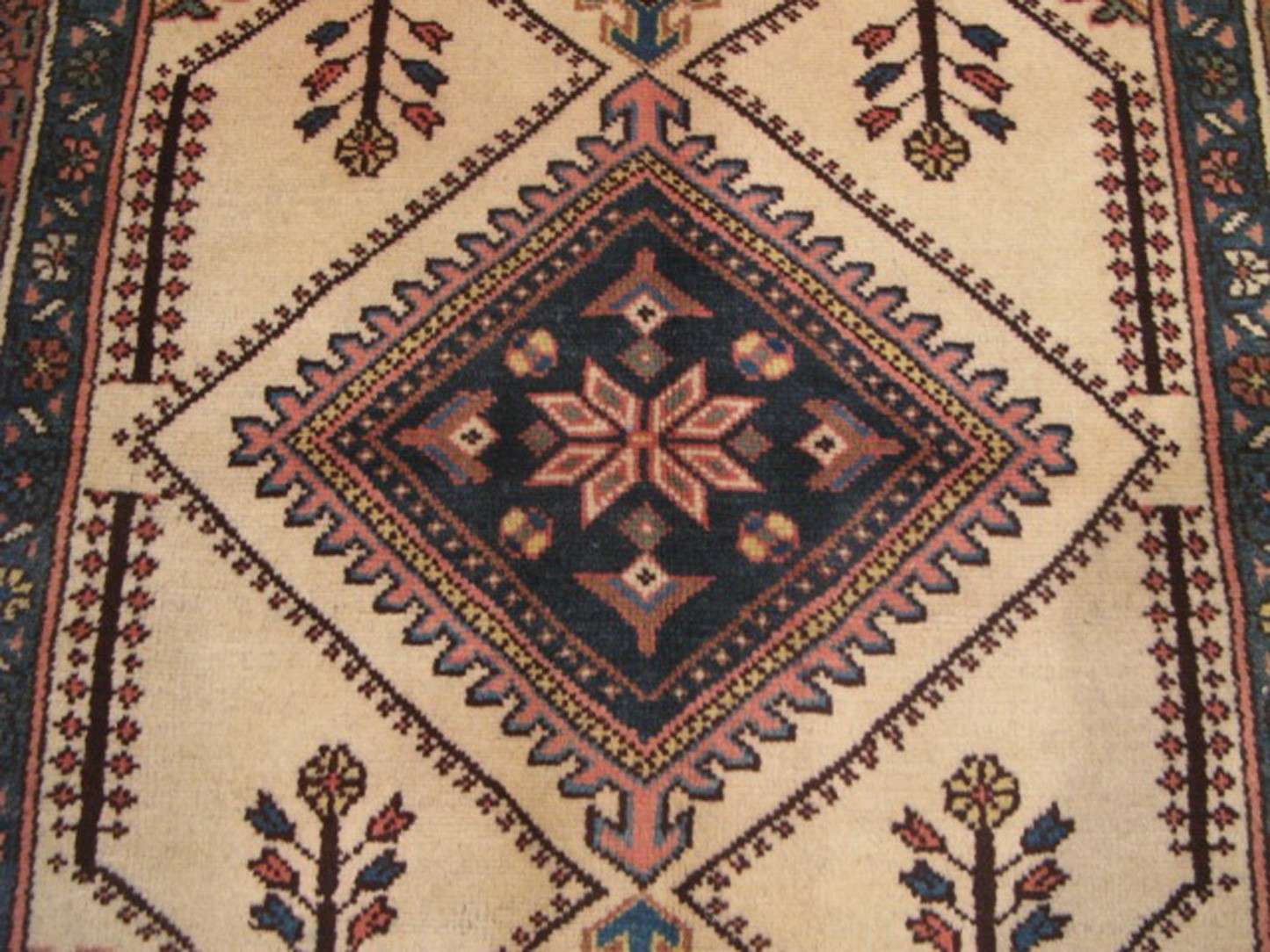 3' 6" x 4' 1" Persian Lori Rug - Image 6