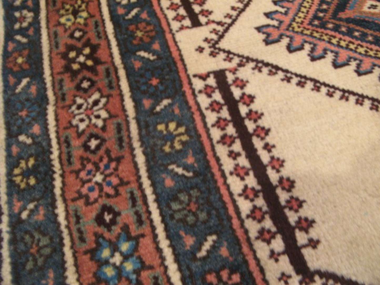 3' 6" x 4' 1" Persian Lori Rug - Image 11