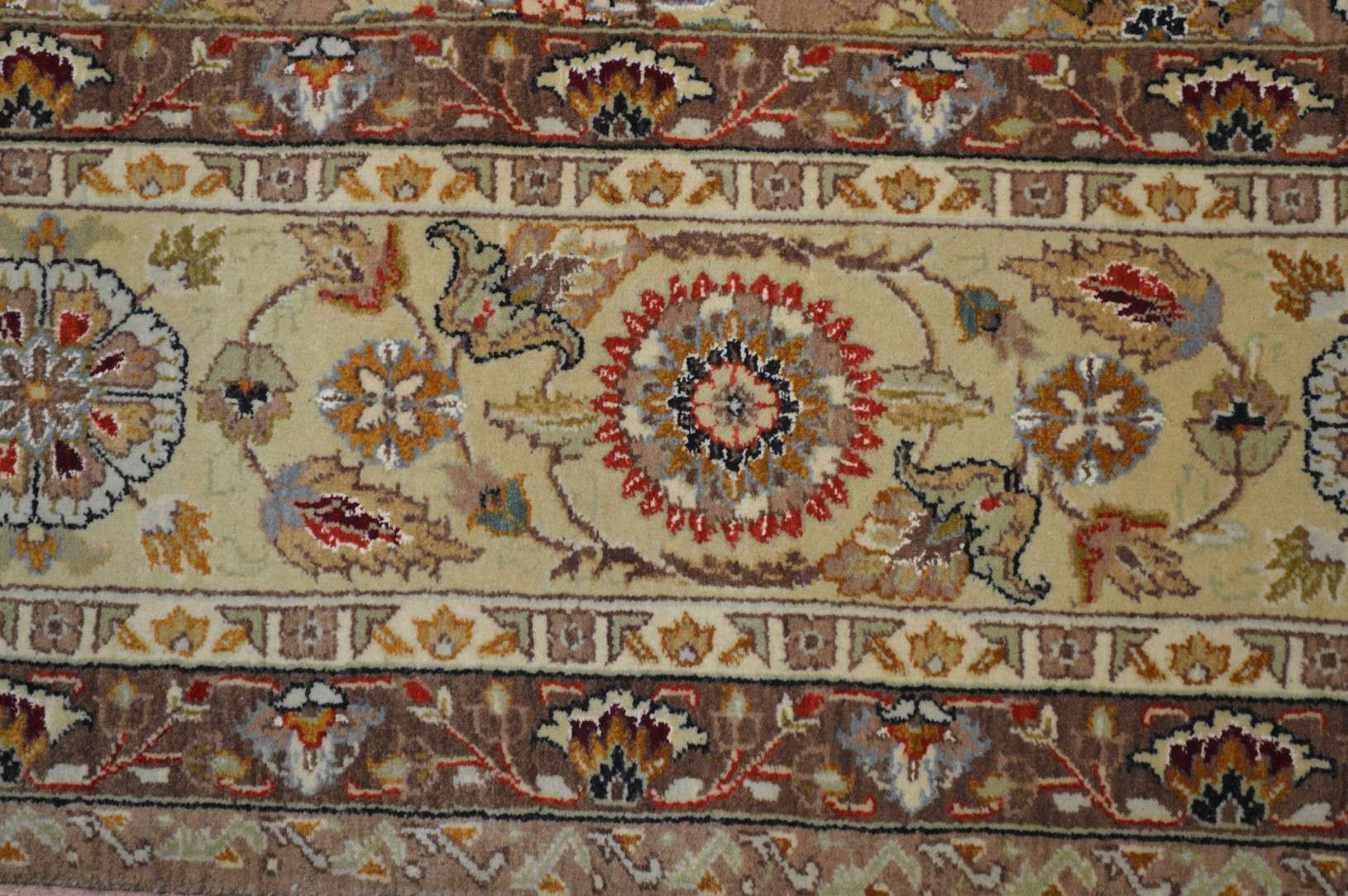 7' 8" x 9' 9" India Agra Rug - Image 3