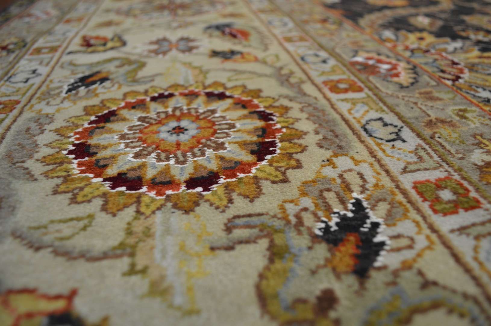 7' 9" x 9' 9" India Agra Rug - Image 7