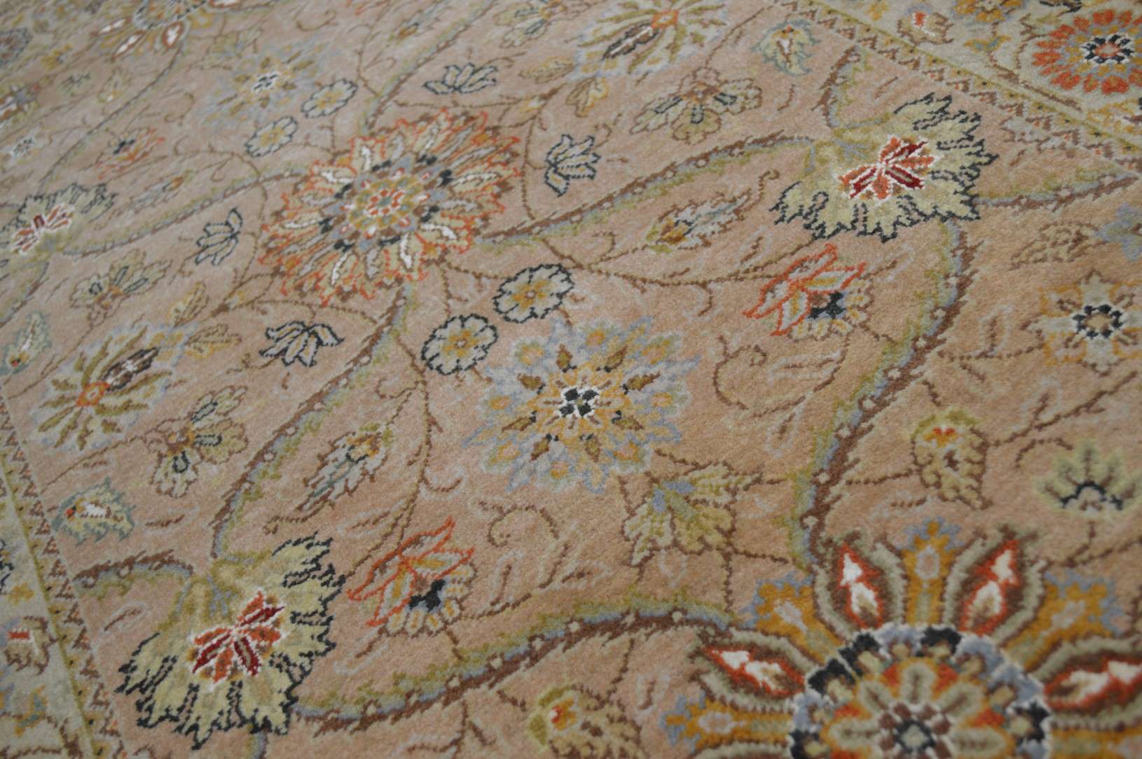 2' 4" x 4' 3" India Agra Rug - Image 4