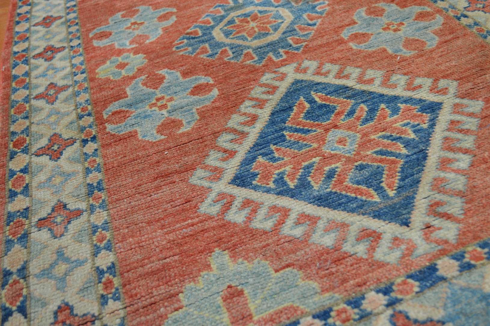 2' 7" x 4' 1" Pakistan Kazak Rug - Image 5